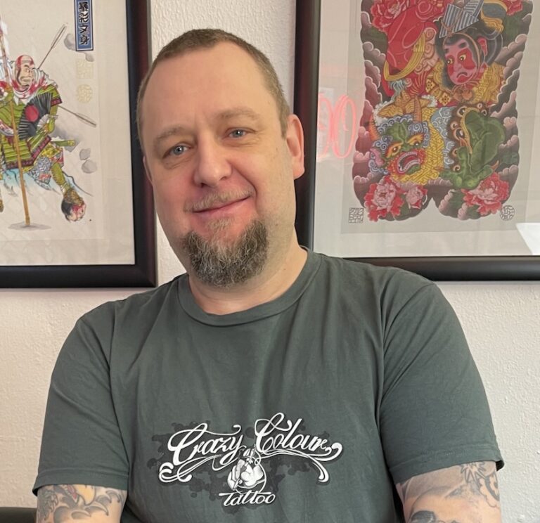 Jonas skapar japanska tatueringar på crazy colour tattoo i Göteborg